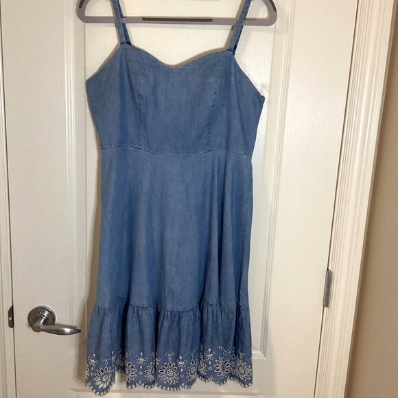 Old Navy Women's Denim Style Dress Size M Adjustable Straps Eyelet Ruffle Hem - Picture 2 of 9